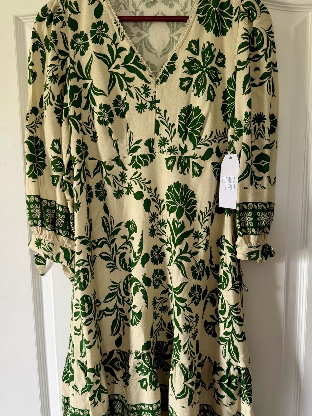 Time and Tru Green Floral V-Neck Women’s Dress